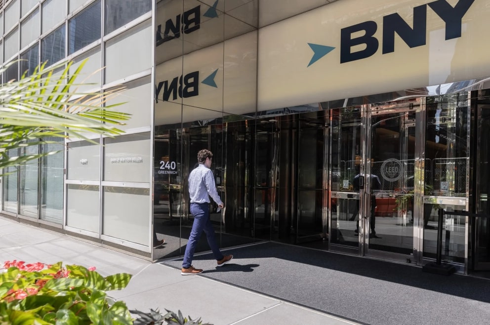 wall-street-goes-crypto-bny-goldman-sachs-unlock-55t-market-with-tokenized-funds