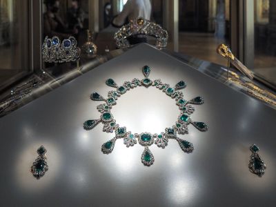 Necklace and earrings from the emerald set of Napoleon 1 s second wife Empress Marie Louise on display in the Apollo s gallery housing the royal collection of gems and diamonds of the French crown in Paris in France on May 20 of 2021.
Collier et boucles d oreilles de la parure d emeraude de l imperatrice Marie Louise seconde epouse de Napoleon 1er exposes dans la galerie d Apollon abritant la collection royale de gemmes et les diamants de la couronne de France a Paris en France le 20 mai 2021. (Photo by Maeva Destombes / Hans Lucas via AFP) (Photo by MAEVA DESTOMBES/Hans Lucas/AFP via Getty Images)